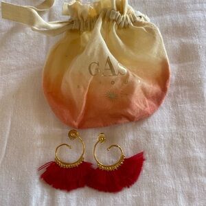 Gas bijoux mini Buzios earrings in red.